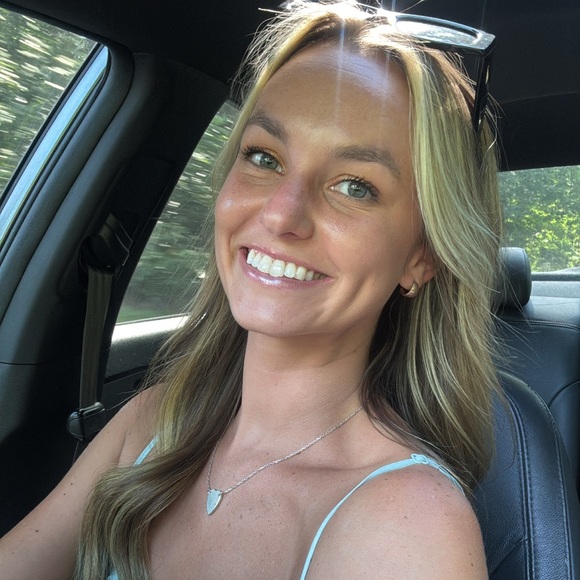 Meet your Posher, Mikayla - Picture 2 of 2